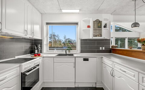 Amine - 300M to the Fjord: Cuisine, Appareil De Cuisine, Principaux Appliance, Comptoir, Sol, Cabinetry, Électroménager, Plafond, Design Intérieur, Sol