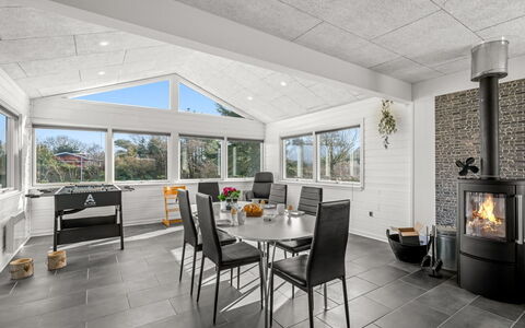 Amine - 300M to the Fjord: Sol, Design Intérieur, Sol, Bois, Plafond, Meubles, Pièce, Chaise, Canapé, Salon