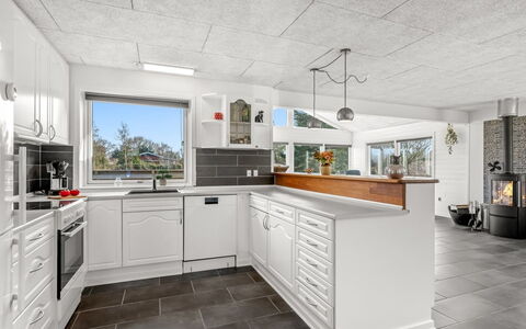 Amine - 300M to the Fjord: Cuisine, Plafond, Sol, Comptoir, Principaux Appliance, Appareil De Cuisine, Électroménager, Tuile, Cabinetry, Luminaire