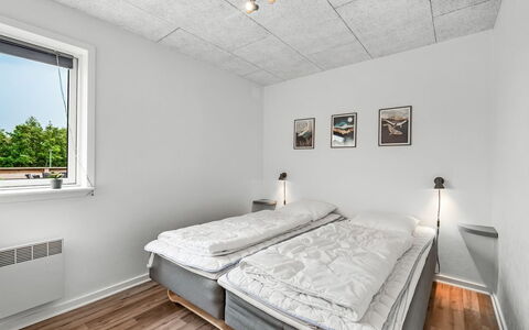 Amine - 300M to the Fjord: Plafond, Sol, Chambre, Sol, Design Intérieur, Pièce, Literie, Drap De Lit, Lit, Luminaire