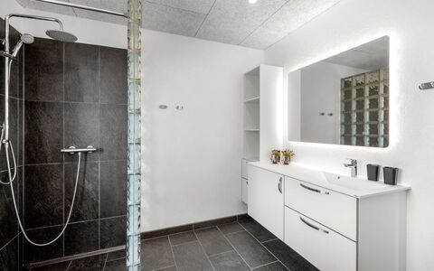 Amine - 300M to the Fjord: Mur, Sol, Sol, Design Intérieur, Plafond, Luminaire Plomberie, Plomberie, Tuile, Salle De Bains, Luminaire