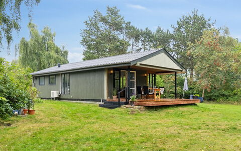 Lavrans - 1Km from the Sea: Toit, Maison, Domicile, Chalet, Porte, Siding, Plate-Forme, Porche, Planche, Dur
