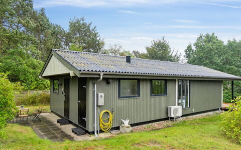 Lavrans - 1Km from the Sea: Toit, Maison, Domicile, Chalet, Porte, Siding, Plate-Forme, Porche, Planche, Dur