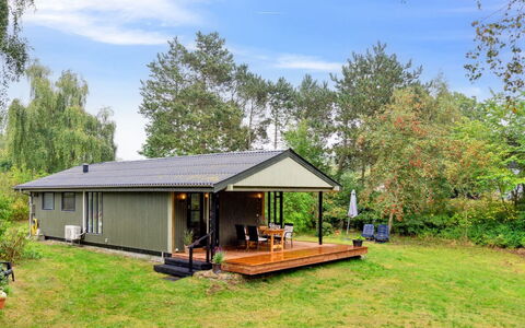 Lavrans - 1Km from the Sea: Toit, Maison, Domicile, Chalet, Porte, Siding, Plate-Forme, Porche, Planche, Dur