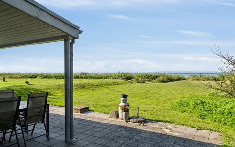 Nilson - 50M from the Sea: Herbe, Bois, Zone Rurale, Arbuste, Chalet, Toit, Plaine, Lot Terre, Domicile, Couverture De Sol