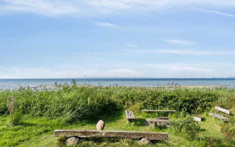 Nilson - 50M from the Sea: Herbe, Bois, Zone Rurale, Arbuste, Chalet, Toit, Plaine, Lot Terre, Domicile, Couverture De Sol
