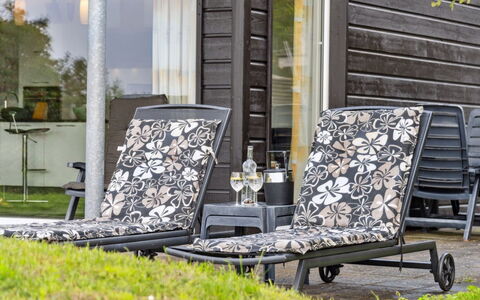 Nilson - 50M from the Sea: Herbe, Bois, Zone Rurale, Arbuste, Chalet, Toit, Plaine, Lot Terre, Domicile, Couverture De Sol