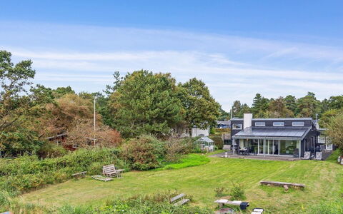 Nilson - 50M from the Sea: Herbe, Bois, Zone Rurale, Arbuste, Chalet, Toit, Plaine, Lot Terre, Domicile, Couverture De Sol