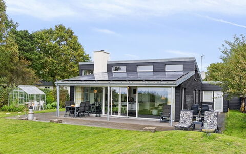 Nilson - 50M from the Sea: Meubles, Design Intérieur, Appartement, Sol, Sol, Table, Chaise, Pièce, Domicile, Table Cuisine Et Salle A Manger