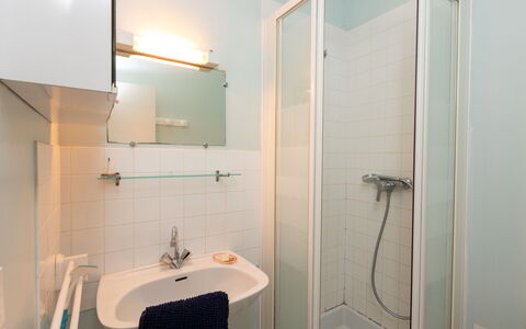 La Solaine: Robinet, Luminaire Plomberie, Évier, Bâtiment, Salle De Bains, Miroir, Lavabo, Douche, Design Intérieur
