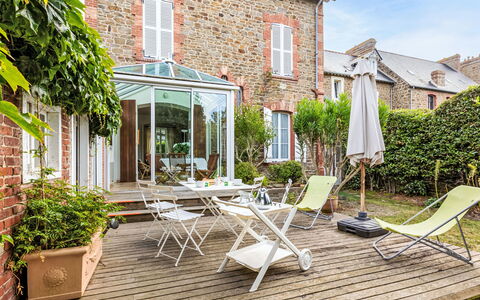 La Solaine: Plante, Meubles, Propriété, Ciel, Chaise, Bâtiment, Fenêtre, Éclairage, Mobilier De Jardin, Nuage