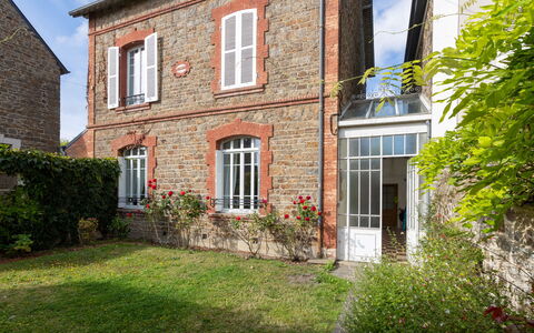 La Solaine: Plante, Fenêtre, Bâtiment, Ciel, Porte, Maison, Herbe, Nuage, Chalet