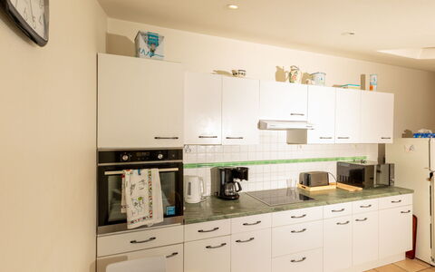 La Solaine: Cabinetry, Comptoir, Bâtiment, Tiroir, Évier, Robinet, Appareil De Cuisine, Cuisine, Éclairage, Commode