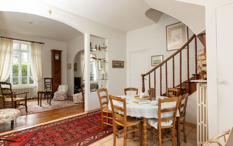 La Solaine: Meubles, Chaise, Plante, Bâtiment, Cadre, Table, Plante D'Appartement, Fenêtre, Bois, Design Intérieur