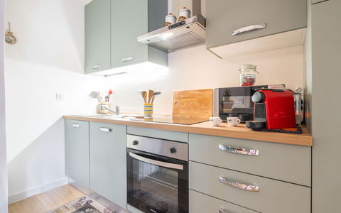 Atzeni: Comptoir, Cabinetry, Bâtiment, Tiroir, Cuisinière, Cuisine, Appareil De Cuisine, Bois, Éclairage, Design Intérieur