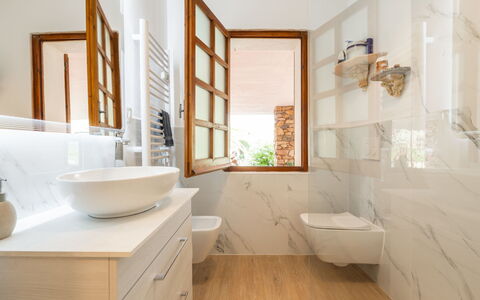 Atzeni: Miroir, Baignoire, Luminaire Plomberie, Propriété, Robinet, Évier, Salle De Bains, Armoire De Toilette, Design Intérieur, Bois