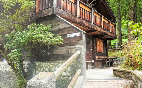 Lätthaus Rot: Plante, Propriété, Bâtiment, Arbre, Escaliers, Végétation, Bois, Maison, Paysage, Chalet
