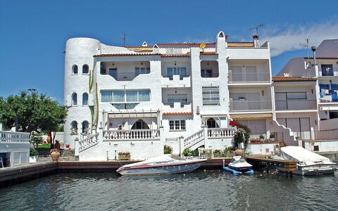 Empuriabrava 218: Ciel, Propriété, Voie Navigable, L'Eau, Transport De L'Eau, Ville, Domicile, Architecture, Marina, Maison