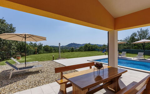Villa Ana Lucija: Plante, Propriété, Bâtiment, Table, Ciel, Ombre, Arbre, Mobilier De Jardin, Fenêtre, Architecture