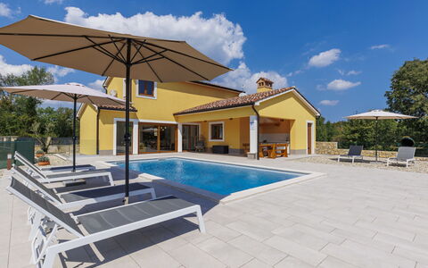 Villa Ana Lucija: Ciel, Nuage, Bâtiment, Piscine, Fenêtre, Maison, Ombre, Arbre, Mobilier De Jardin, Chaise