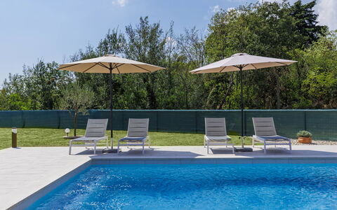 Villa Ana Lucija: L'Eau, Ciel, Meubles, Nuage, Plante, Piscine, Parapluie, Bleu Azur, Arbre, Rectangle