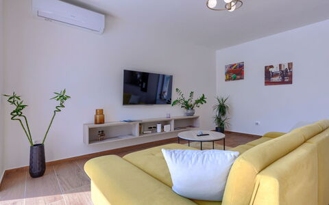 Villa Ana Lucija: Plante, Propriété, Meubles, Canapé, Plante D'Appartement, Pot De Fleur, Design Intérieur, Éclairage, Confort, Salon