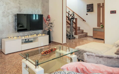 Villa Desanka: Propriété, Meubles, Télévision, Canapé, Bois, Confort, Salon, Design Intérieur, Sol, Cadre