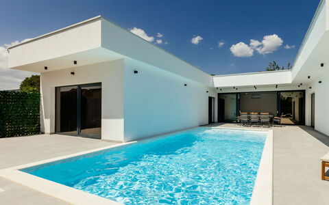 Olive: L'Eau, Ciel, Piscine, Nuage, Bâtiment, Bleu Azur, Ombre, Fenêtre, Rectangle, Design Intérieur