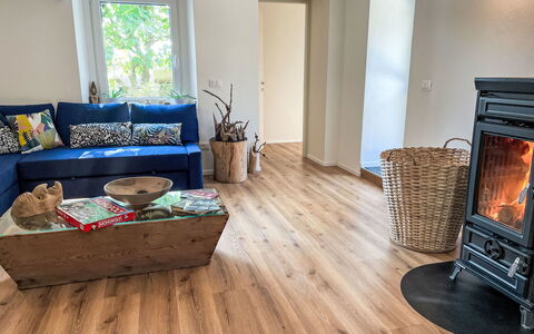 Delle Maschere: Propriété, Canapé, Bois, Confort, Sol, Design Intérieur, Sol, Salon, Fenêtre, Bâtiment