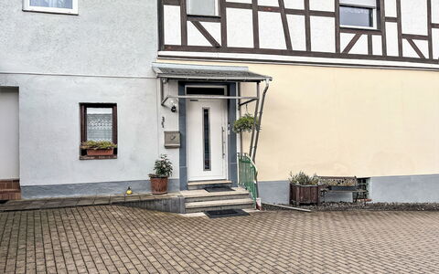 Adenau 385: Bâtiment, Fenêtre, Plante, Surface De La Route, Éclairage, Bois, Pot De Fleur, Design Urbain, Porte, Sol