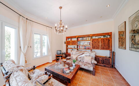 Marques: Cadre, Meubles, Propriété, Canapé, Table, Fenêtre, Bois, Design Intérieur, Orange, Salon