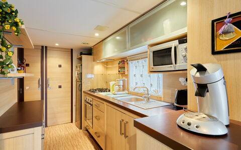 Rêves & Sérénité: Cabinetry, Comptoir, Meubles, Cuisine, Bâtiment, Appareil De Cuisine, Électroménager, Bois, Design Intérieur, Sol