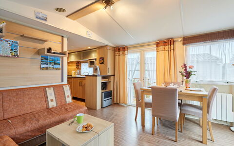 Rêves & Sérénité: Table, Meubles, Propriété, Plante D'Appartement, Bois, Chaise, Design Intérieur, Sol, Sol, Rideau