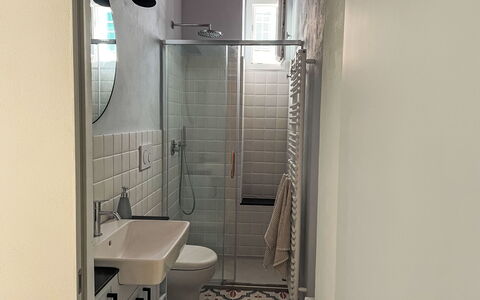Mareviglia - Meereswunder: Évier, Luminaire Plomberie, Robinet, Propriété, Lavabo, Salle De Bains, Bâtiment, Design Intérieur, Porte