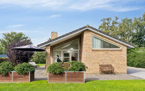 Agneta - 150M from the Sea: Domicile, Chalet, Porche, Dur, Siding, Plate-Forme, Ombre, Planche, Biens, Batiments Jardin