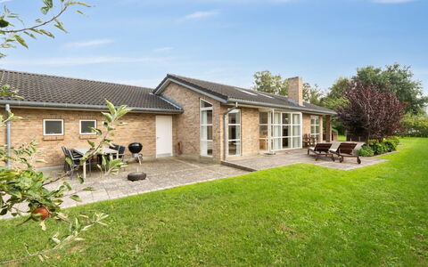 Agneta - 150M from the Sea: Domicile, Chalet, Porche, Dur, Siding, Plate-Forme, Ombre, Planche, Biens, Batiments Jardin