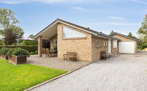 Agneta - 150M from the Sea: Domicile, Chalet, Porche, Dur, Siding, Plate-Forme, Ombre, Planche, Biens, Batiments Jardin
