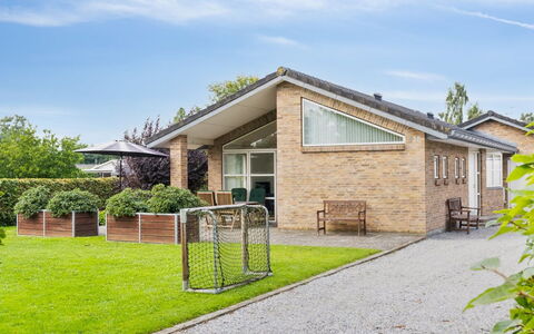Agneta - 150M from the Sea: Domicile, Chalet, Porche, Dur, Siding, Plate-Forme, Ombre, Planche, Biens, Batiments Jardin