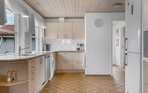 Kalli - 100M from the Sea: Sol, Sol, Design Intérieur, Bois, Cabinetry, Cuisine, Comptoir, Plafond, Appareil De Cuisine, Domicile
