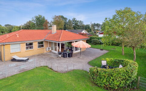 Kalli - 100M from the Sea: Maison, Toit, Zone Résidentielle, Domicile, Chalet, Pelouse, Biens, Ferme, Jardin, Banlieue