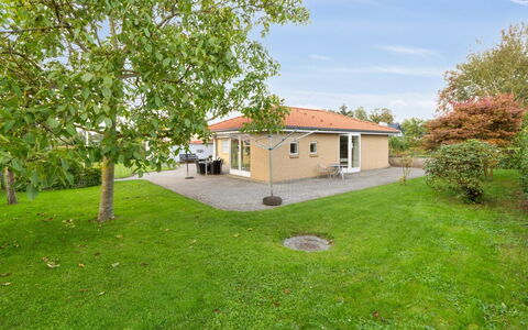 Kalli - 100M from the Sea: Herbe, Maison, Toit, Domicile, Lot Terre, Chalet, Pelouse, Biens, Ferme, Jardin