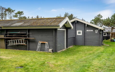 Tammo - 1.1Km from the Sea: Bois, Sol, Tache De Bois, Cabinetry, Comptoir, Cuisine, Luminaire Plomberie, Dur, Matériau Naturel, Évier