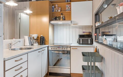 Torhild - 30Km from the Sea: Appareil De Cuisine, Cuisine, Comptoir, Meubles, Principaux Appliance, Cabinetry, Design Intérieur, Bois, Sol, Électroménager