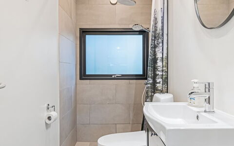 Torhild - 30Km from the Sea: Salle De Bains, Design Intérieur, Luminaire Plomberie, Sol, Sol, Toilette, Plomberie, Miroir, Domicile, Robinet
