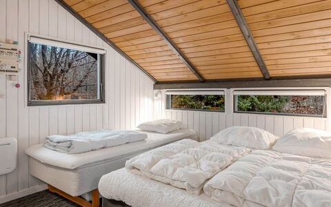 Torhild - 30Km from the Sea: Bois, Chambre, Domicile, Lit, Literie, Chalet, Gelé, Dur, Drap De Lit, Plafond