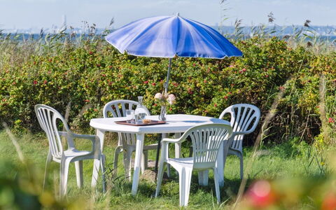 Joella - 75M from the Sea: Toit, Maison, Domicile, Chalet, Siding, Biens, Allée, Batiments Jardin, Cour, Cabanon