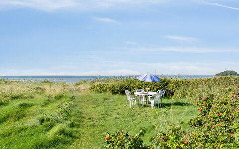 Joella - 75M from the Sea: Toit, Maison, Domicile, Chalet, Siding, Biens, Allée, Batiments Jardin, Cour, Cabanon