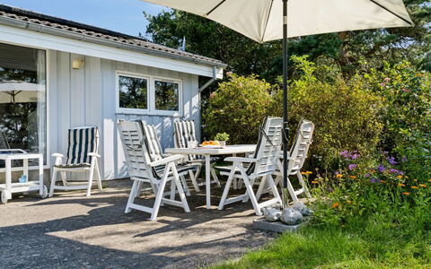 Joella - 75M from the Sea: Toit, Maison, Domicile, Chalet, Siding, Biens, Allée, Batiments Jardin, Cour, Cabanon