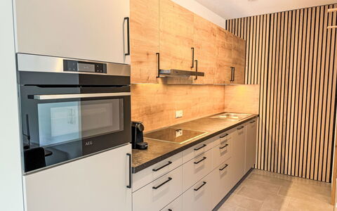 Urgen Living: Cabinetry, Comptoir, Meubles, Propriété, Bâtiment, Tiroir, Cuisine, Cuisinière, Bois, Appareil De Cuisine