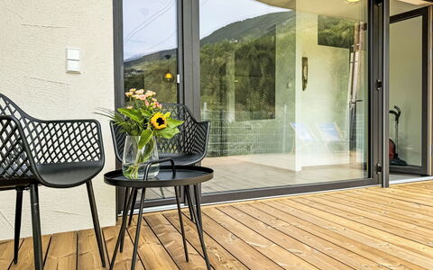 Urgen Living: Plante, Fleur, Bâtiment, Fenêtre, Meubles, Rectangle, Bois, Design Intérieur, Ombre, Porte